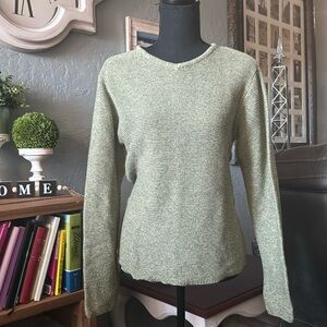Like new woman’s PM Sahalie sweater top green (852)